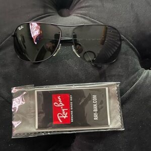 Ray Ban new sun glasses aviator style. Smoke gray shades with black frame.